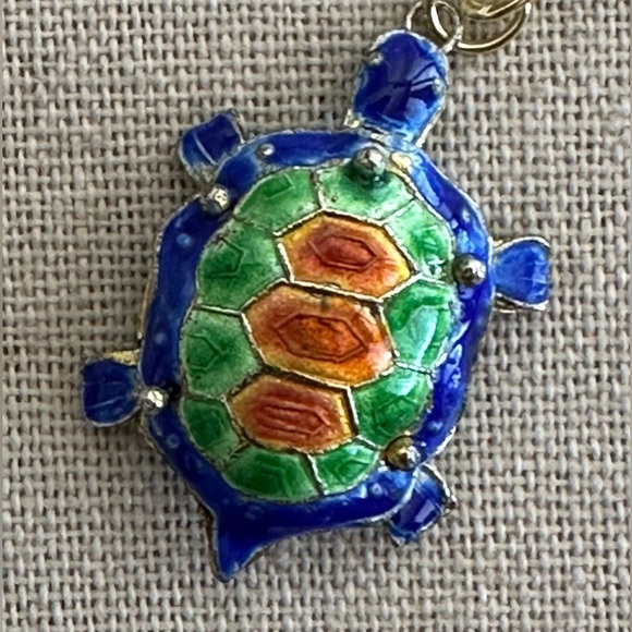 26 inch paper clip necklace with turtle pendant - Picture 3 of 5